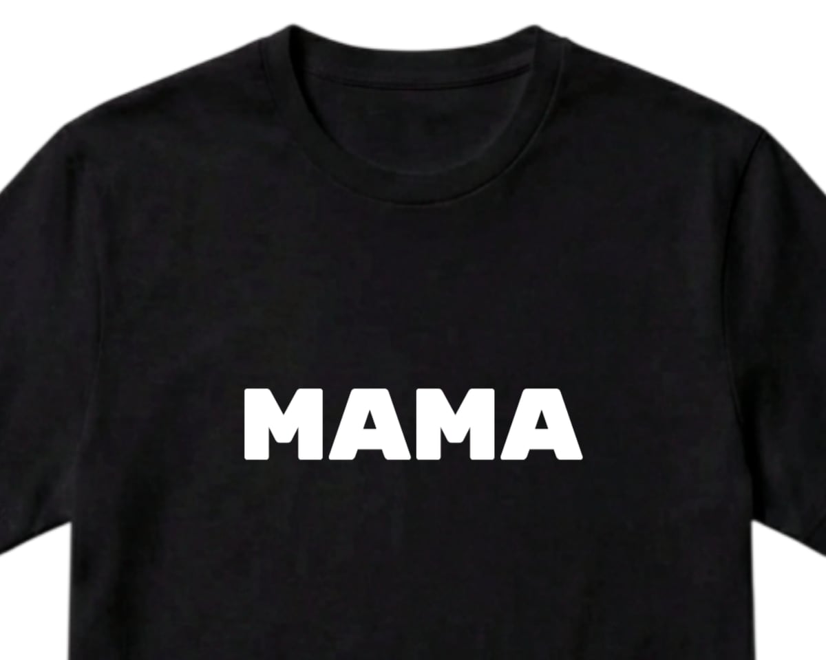 Чёрная футболка с латинской надписью MAMA шрифтом Rubik Mono One