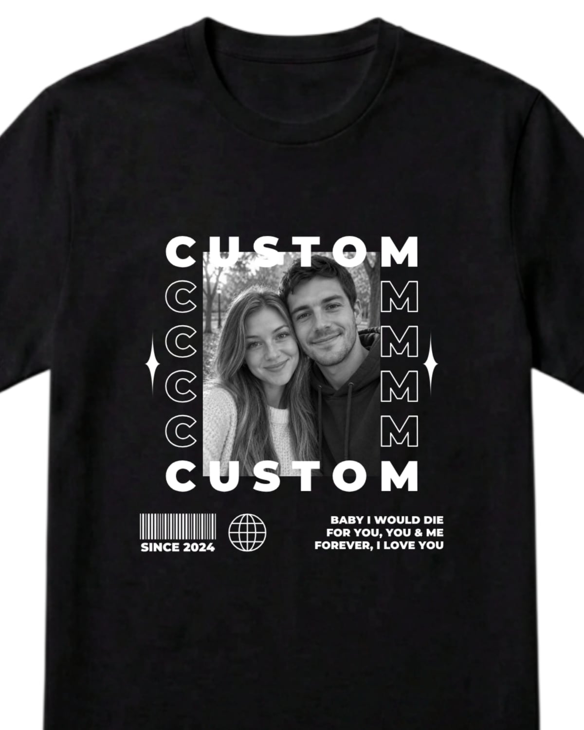 Чёрная футболка с белым словом CUSTOM и чёрно-белым фото пары в центре