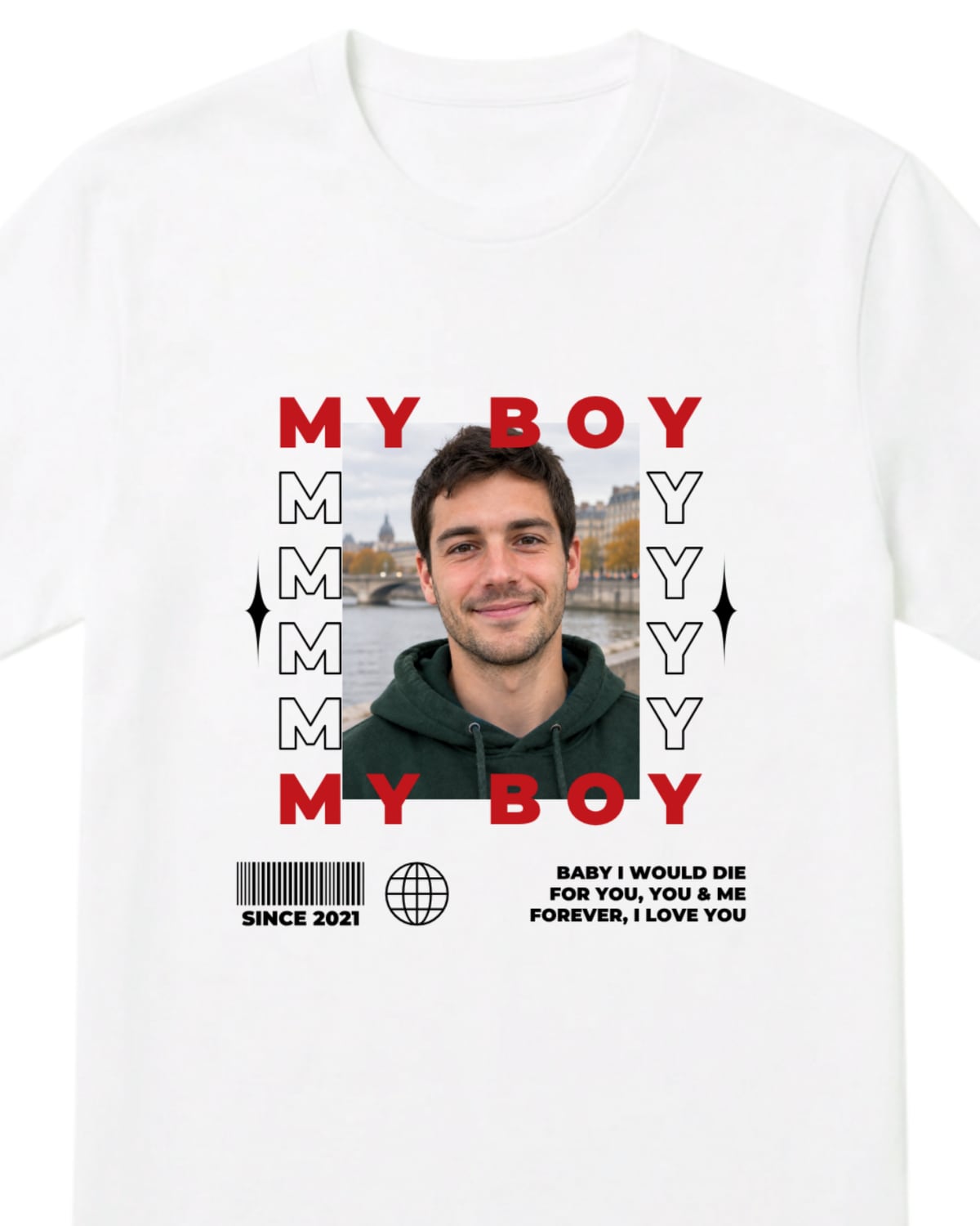 Белая футболка с надписью MY BOY стопкой и цветным фото парня, внизу штрихкод и дата SINCE 2021