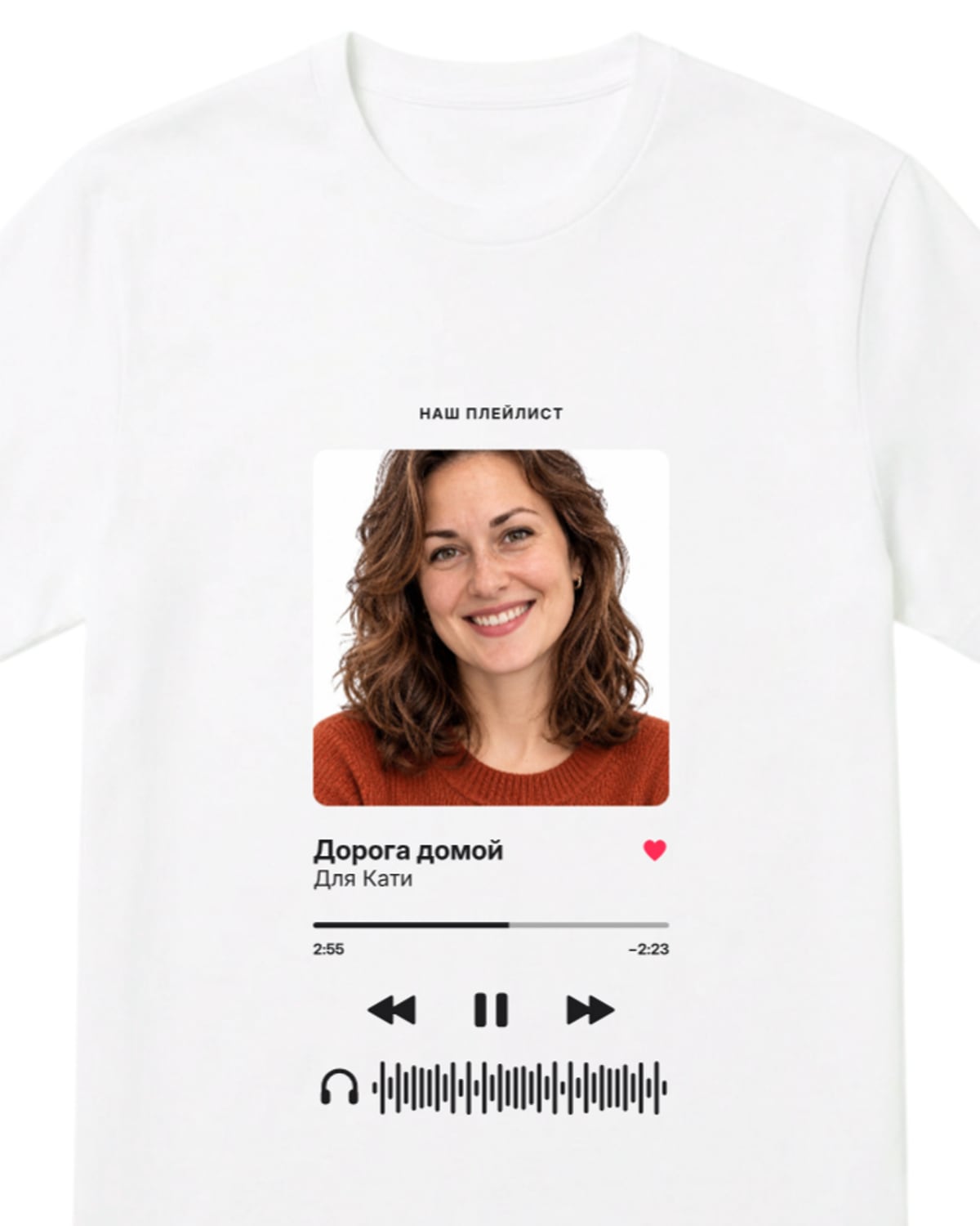 Белая футболка с карточкой «С волной», портрет девушки, трек «Дорога домой», под кнопками волна с иконкой наушников