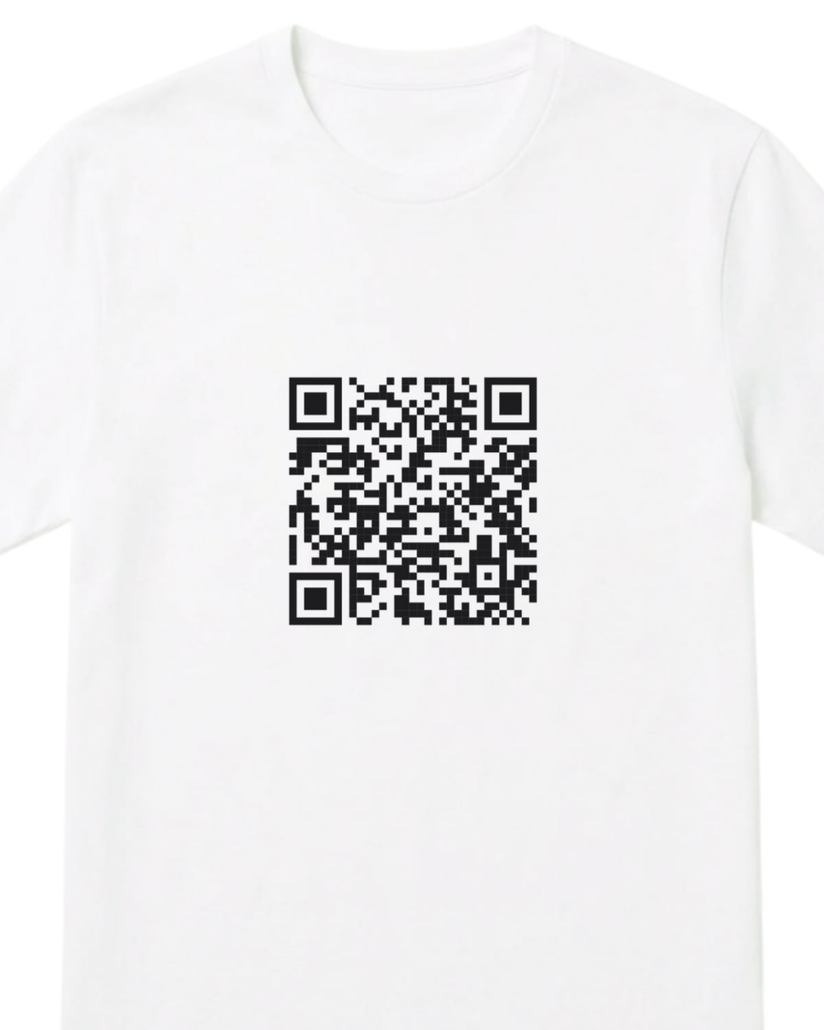 Белая футболка с чёрным QR-кодом из квадратных точек